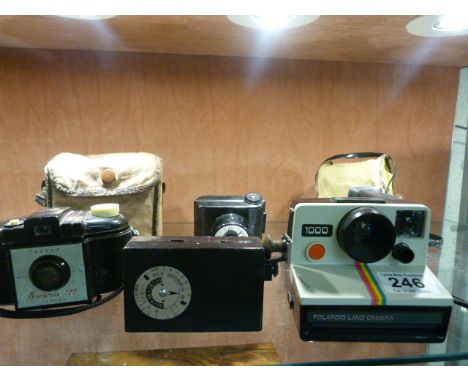 Collection of vintage cameras - to include Brownie 127, Polaroid Land camera etc