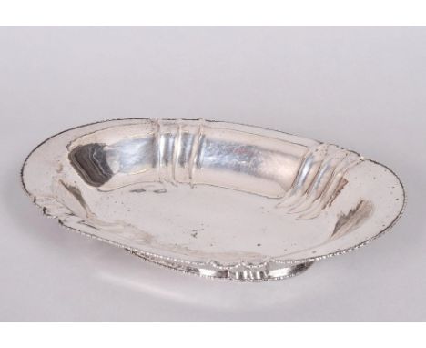 Art-Deco-Schale, 800er Silber, partiell vergoldet, Adolf Mogler, Heilbronn, um 1920/30 ovaler, gemuldeter Korpus mit passiger