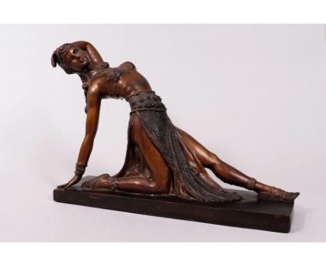 Anonymer Bildhauer, wohl 1.H.20.Jh.Bronze, braun patiniert, im Stile des Art-Déco, auf eckigem Sockel die orientalische Tänze