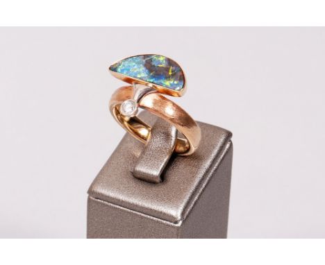 Ring, 585 Gold, farbprächtiger Boulder Opal poliert von ca. 19,7mm Länge + Brillant von ca. 0,10ct., Wesselton / Weiß (H), Re