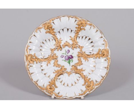 Großer Prunkteller, Meissen, Pfeifferzeit (1924/1934) Porzellan, polychrom und gold bemalt, runde, leicht gemuldete Form mit 