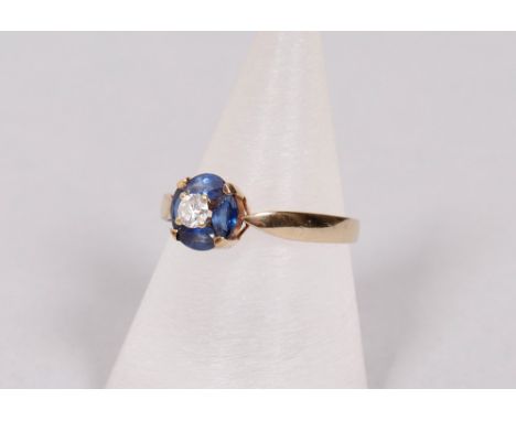 Art Deco Ring, 750 Gold, zentraler Diamant unterlegt von einer Ebene aus 4 Saphiren in kornblumenblauer Farbe im Marquise-Sch