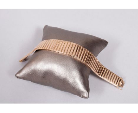 Art Deco Armband, 750 Gold, 20. Jh. verlaufende Glieder mit gravierter Rändelung, gemarkt "Depose", ca. 18,5 cm Länge, maxima
