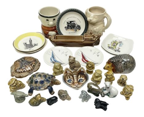 Collection of Wade ceramics, including a cat pin dish, crab trinket dish, two cups, whimsies etc 