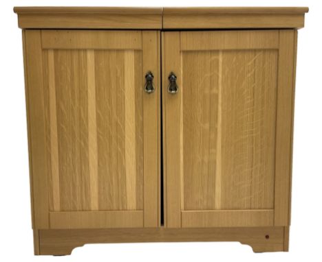 Hostess HL6244LT 'Gourmet' hostess trolley in light oak finish, with three PYREX dishes Dimensions: Height:&nbsp;73cm&nbsp; L