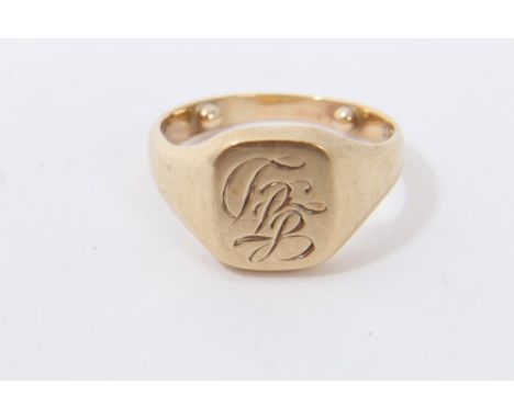 Yellow metal signet ring with engraved initials, size NCondition report: Ring not hallmarked. Weight approximately 6.6g