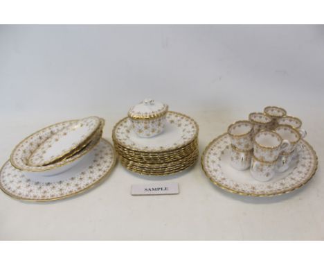 An extensive Spode Fleur de Lys pattern dinner and coffee service, 108 pieces