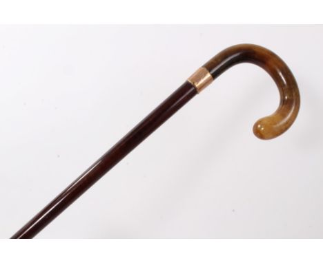 Edwardian Gentlemen's walking stick with 9ct gold collar (London 1908) and horn crook handle, 88cm overall length