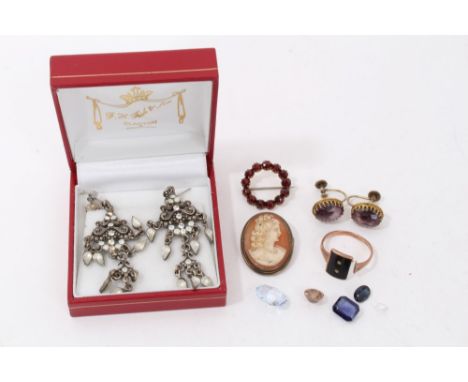 Group antique and later jewellery including cameo brooch, pair amethyst screw back earrings, loose gem stones and Victorian g