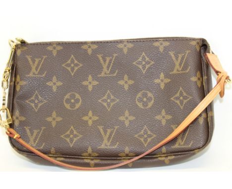 Louis Vuitton Monogram Pochette Handbag SD0042 with soft Louis Vuitton dust bag.Condition report: Very good condition, near n