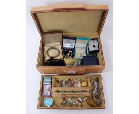 Jewellery box containing mostly silver and white metal jewellery, including gem set rings, pendants, two enamelled butterfly 