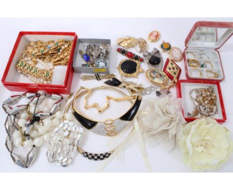 Vintage costume jewellery to include Kenneth Lane tortoise brooch, Miracle bar brooch, Monet etc