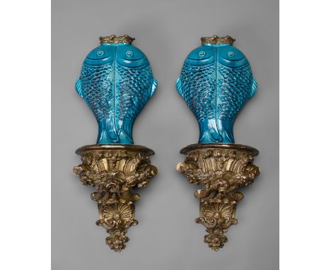 Pair of fish. Japan, pps. s.XX.Figures in porcelain.Brackets in gilded and carved wood.Measurements: 26 cm. + 27 cm. pedestal