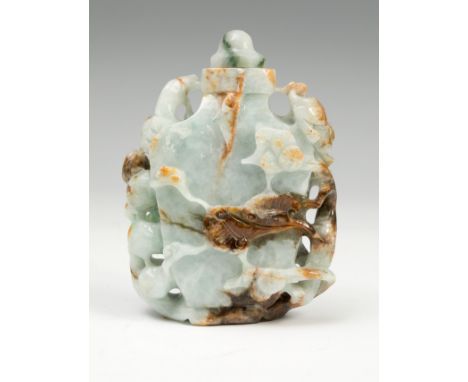 Perfumer. China, early 20th century.Nephrite jade.Measurements: 12,5 x 9,5 x 3 cm.Chinese perfumer carved in nephrite jade in