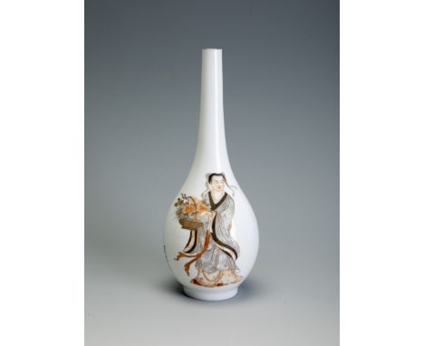 Chinese vase. s.XX. In polychrome opaline. Presents seal on the base. Measurements: 20 x 7 cm. Chinese vase with representati