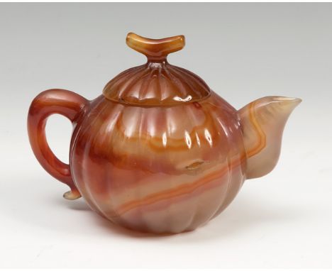 Teapot. China, XX century. Carnelian. It carries a label of provenance of old collection. Measurements: 9.5 x 14 x 10 cm. Tea