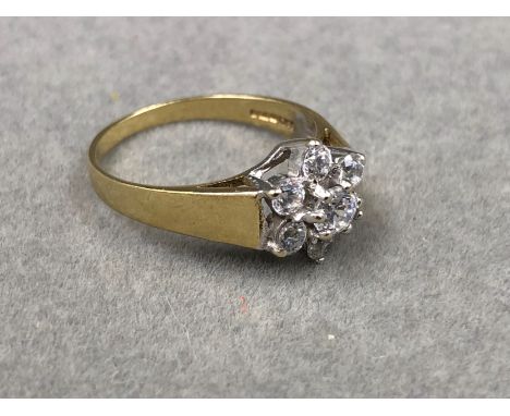 A HALLMARKED 9ct GOLD CUBIC ZIRCONIA SEVEN STONE DAISY CLUSTER RING. FINGER SIZE O. WEIGHT 3.0grms 