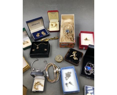 A COLLECTION OF VINTAGE AND MODERN COSTUME JEWELLERY. 