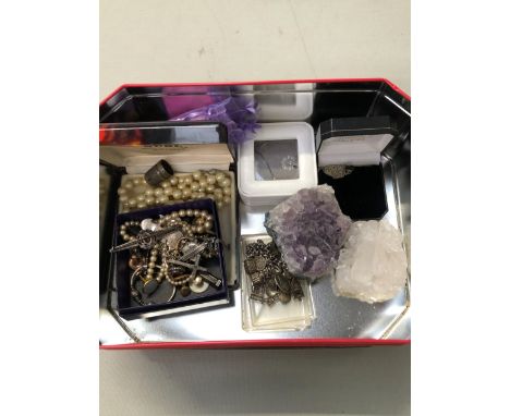 VARIOUS JEWELLERY TO INCLUDE ANTIQUE SILVER BROOCHES, A SILVER CHARM BRACELET AND CHARMS, GOLD SCRAP, MARCASITE RING, CRYSTAL
