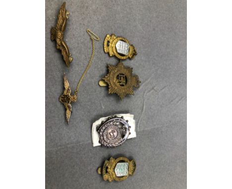 MILITARY BADGES TO INCLUDE AN OXFORDSHIRE LIGHT INFANTRY SILVER EXAMPLE, AN ARMY SERVICE CORPS CAP BADGE, A 9ct FRONTRAF BROO