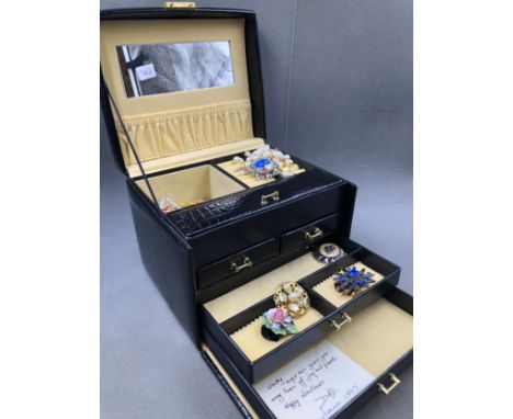 A QUANTITY OF VINTAGE COSTUME JEWELLERY CONTAINED IN A JEWELLERY CASE. 