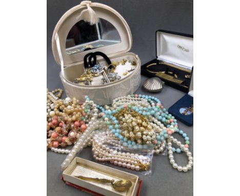 VARIOUS ITEMS OF COSTUME JEWELLERY TO INCLUDE BEADS, BROOCHES, EARRINGS ETC SOME CONTAINED IN A VINTAGE FABRIC JEWELLERY CASE