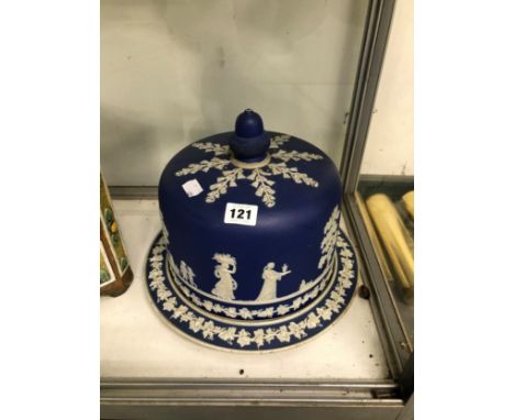 A BROWN AND A BLUE JASPER STILTON DISH AND COVER TOGETHER WITH A MAJOLICA PLANTER