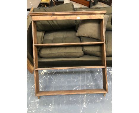 A VINTAGE PINE PLATE RACK. 
