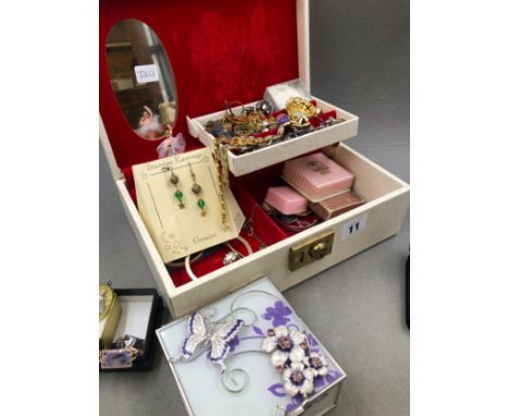A VINTAGE JEWELLERY CASE AND CONTENTS TO INCLUDE RINGS, EARRINGS, BROOCHES, NECKLACES ETC. 