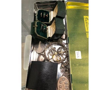 A QUANTITY OF SILVER JEWELLERY TO INCLUDE TWO OVAL PORTRAIT LOCKETS, RINGS, A BANGLE, PENDANTS CHAINS ETC. 