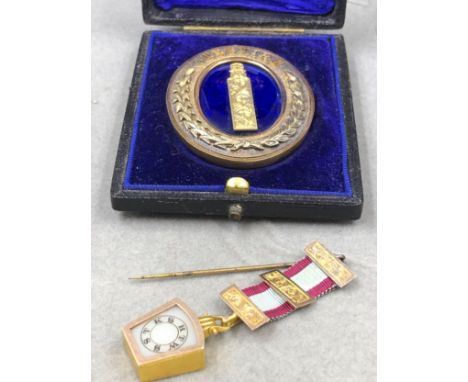 AN VINTAGE 9ct GOLD MASONIC AGATE KEYSTONE PENDANT / FOB, HTWSSTKS, TOGETHER WITH A HALLMARKED SILVER GILT CHESHIRE LODGE MAS