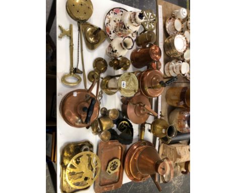 COPPER KETTLES, BRASS WARES, TO INCLUDE A SAND TIMER AND STAIR RODS TOGETHER WITH MASONS WARES
