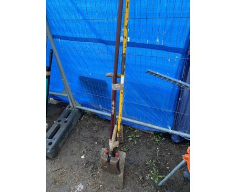 A quantity of garden tools 