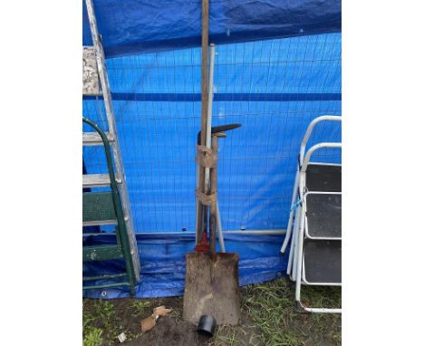 A quantity of garden tools 
