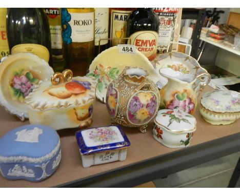 A mixed lot of ceramics including trinket boxes etc., 