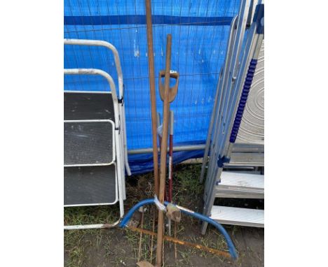 A quantity of garden tools 