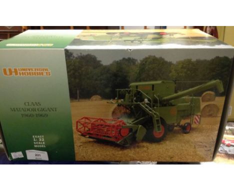 A boxed Universal Hobbies 1:32 scale Class Matador Gigant (1960-1969) harvester. As found, exhaust broken off.