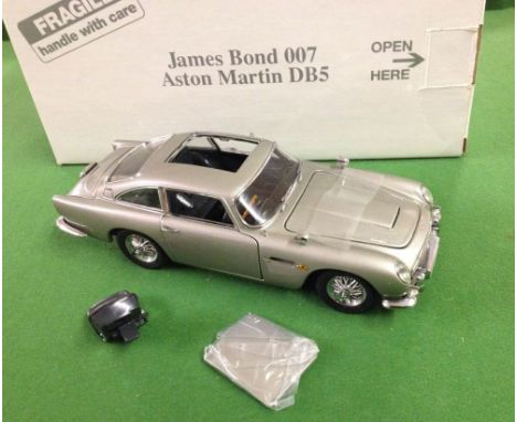 A boxed Danbury Mint James Bond 007 silver Aston Martin DB5 in unused condition. 1:24 scale. No COA.