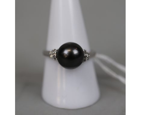 18ct white gold diamond &amp; peal set ring - Approx gross weight: 5.2g - Size R 