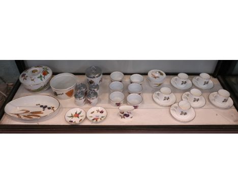 Collection of Royal Worcester to include Evesham pattern 