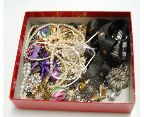 A small collection of assorted costume jewellery, to include; faux pearl necklace, filigree work brooch, paste-set brooches e