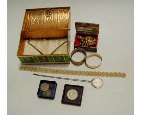 A lithograph printed dome-top jewellery casket and contents, to include; boxed 1951 Festival of Britain coin, rolled gold ban