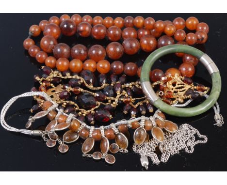 Assorted costume jewellery to included beaded faux amber necklace, a jadeite hinge bangle, etc