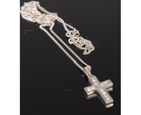 A white metal diamond set cross pendant on finelink neck chain 