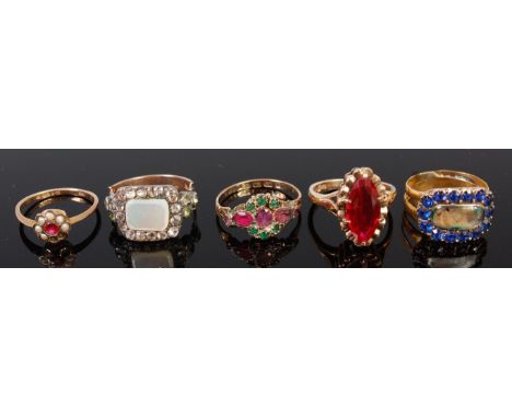 Five various gold and yellow metal semi-precious set rings, to include garnet example, mourning ring etc, gross weight 15.7g