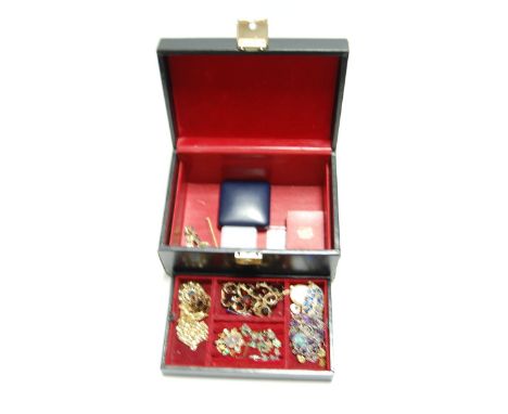 A leather clad jewellery box and contents, to include; yellow metal curblink necklace, semi-precious set eternity ring, paste