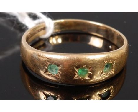 A 9ct gold emerald set gypsy ring, 1.6g, size J