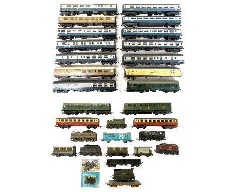 A mixed lot of various 00 gauge railway corridors, wagons etc, mostly Lima and Hornby
