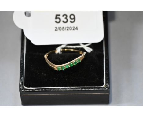 9 ct gold ring, size R