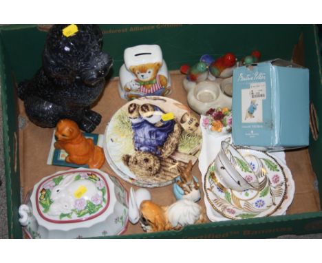 A TRAY OF CERAMICS TO INCLUDE A FRANKLIN MINT JELLY MOULD, A SPANISH GAMA POODLE FIGURE, ROYAL WORCESTER WOOSTER BEAR MONEY B